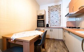 Yan Apartment - Near Mall & Free Private Parking