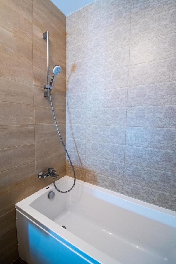 Yan Apartment - Near Mall & Free Private Parking Brașov Exterior foto